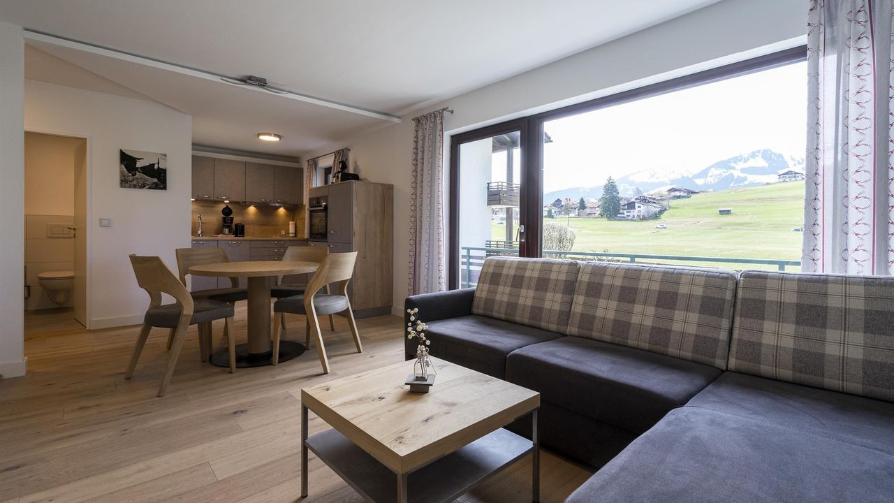 Wohnbereich und Küche Wohnbereich und Küche